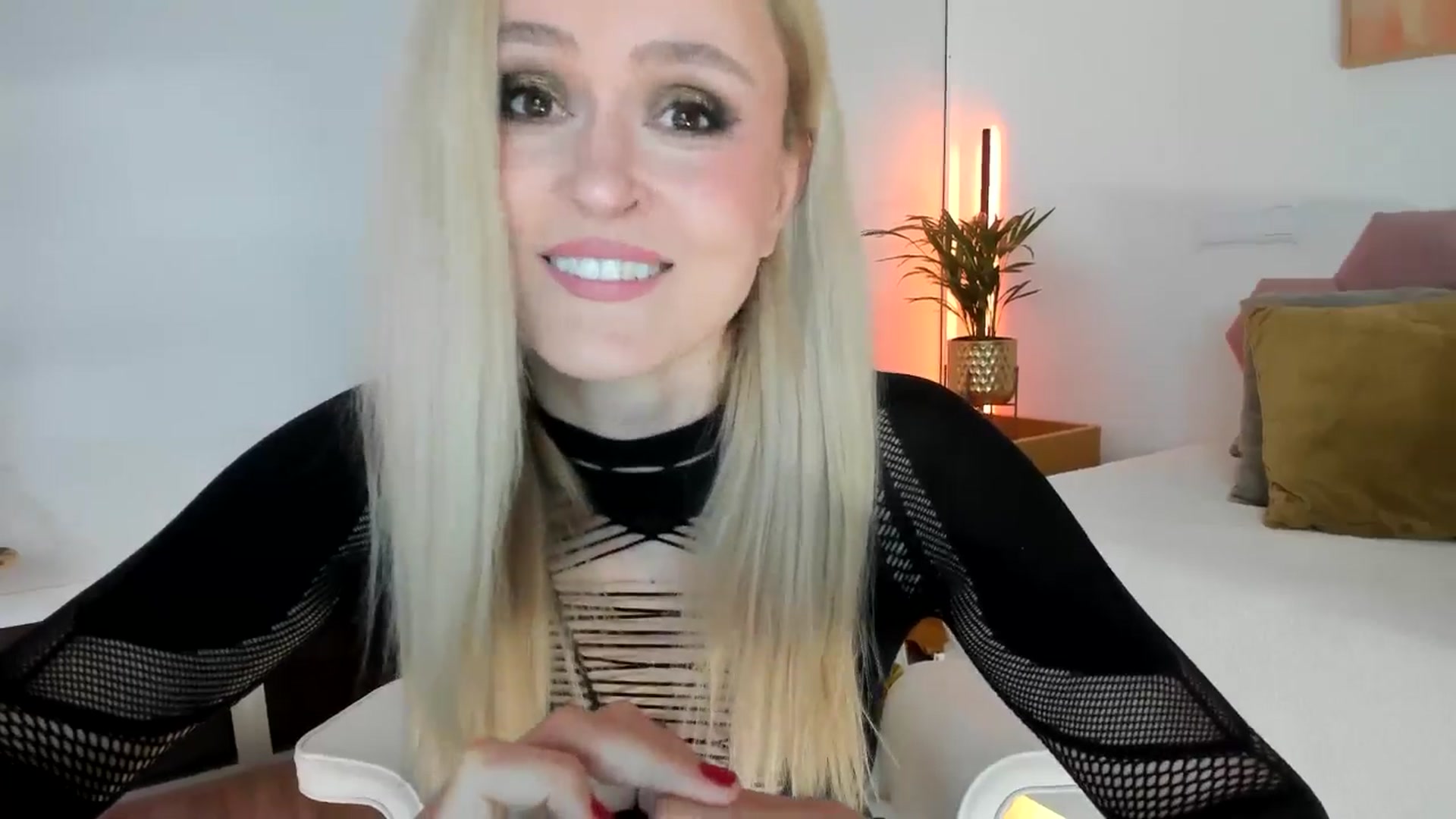 Gallery image thumbnail from AoifeOneal's myfreecams stream on, 11/19/2025, 19:27 image 17 of 20