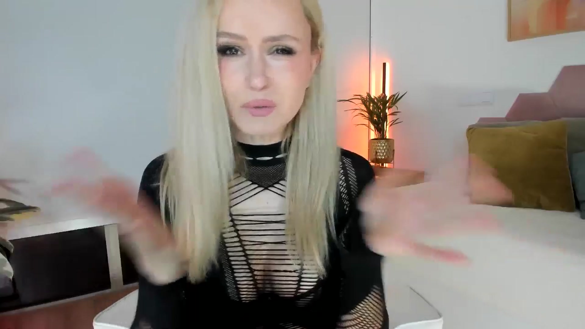 Gallery image thumbnail from AoifeOneal's myfreecams stream on, 11/19/2025, 19:27 image 9 of 20
