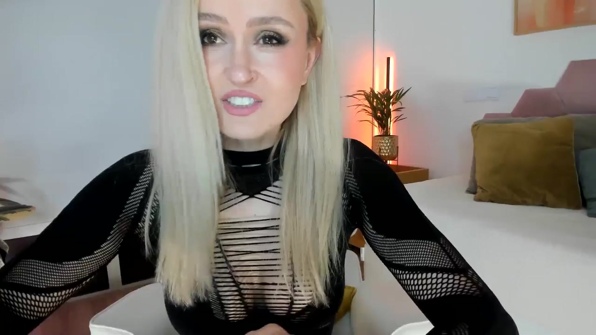Gallery image thumbnail from AoifeOneal's myfreecams stream on, 11/19/2025, 19:27 image 11 of 20