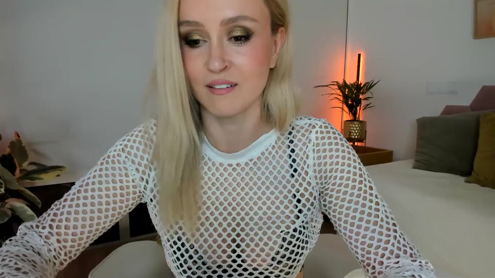 Gallery image thumbnail from AoifeOneal's myfreecams stream on, 11/20/2025, 21:15 image 1 of 20