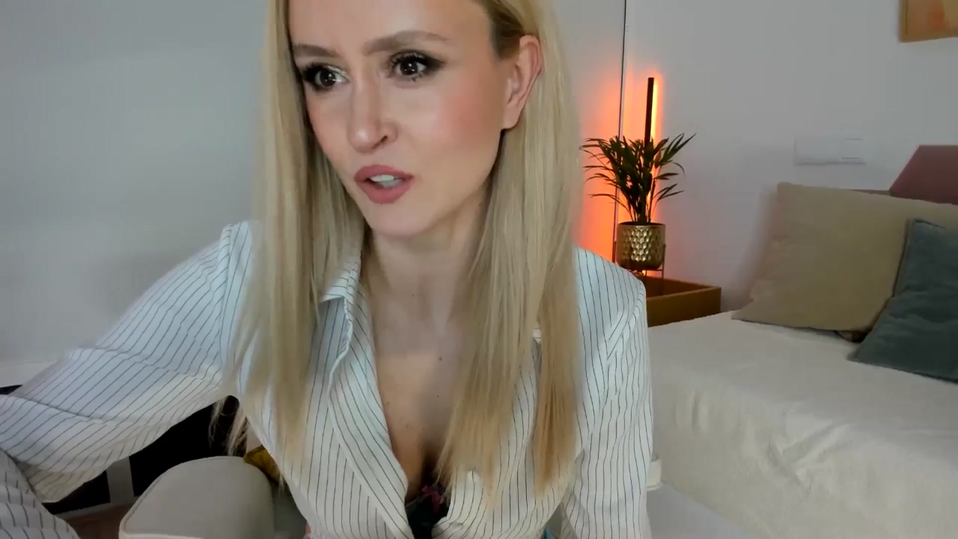 Gallery image thumbnail from AoifeOneal's myfreecams stream on, 11/22/2025, 19:31 image 2 of 20