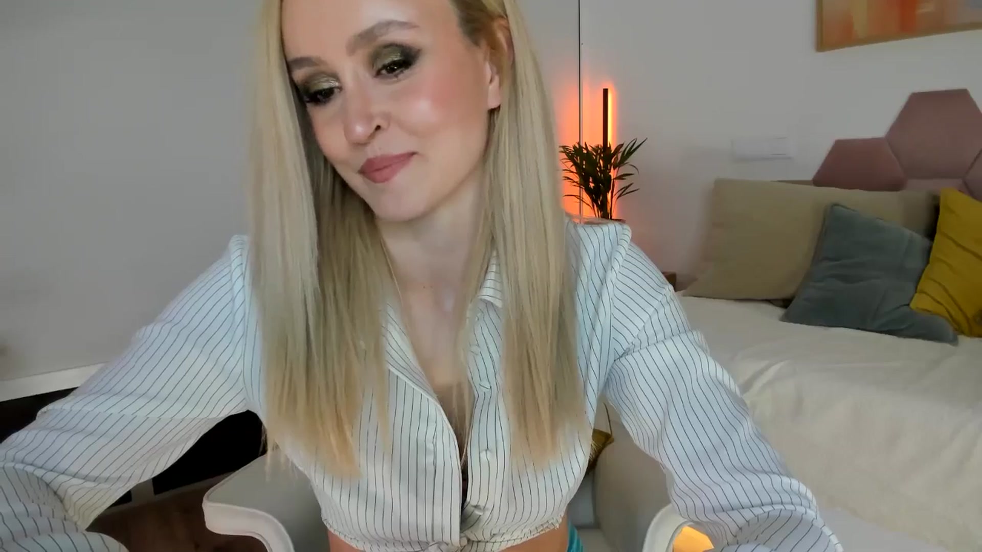 Gallery image thumbnail from AoifeOneal's myfreecams stream on, 11/22/2025, 19:59 image 12 of 20