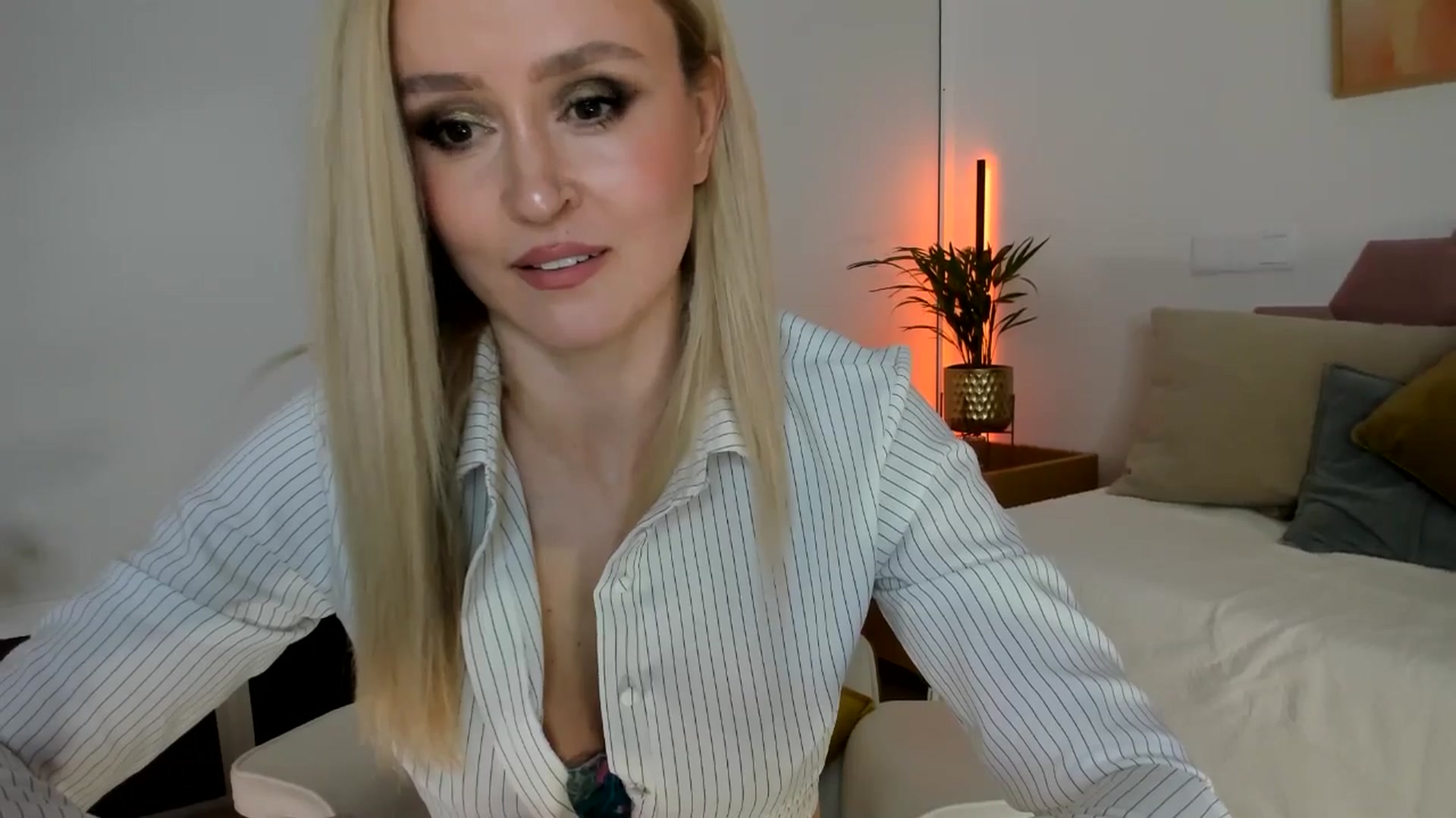 Gallery image thumbnail from AoifeOneal's myfreecams stream on, 11/22/2025, 21:21 image 5 of 20