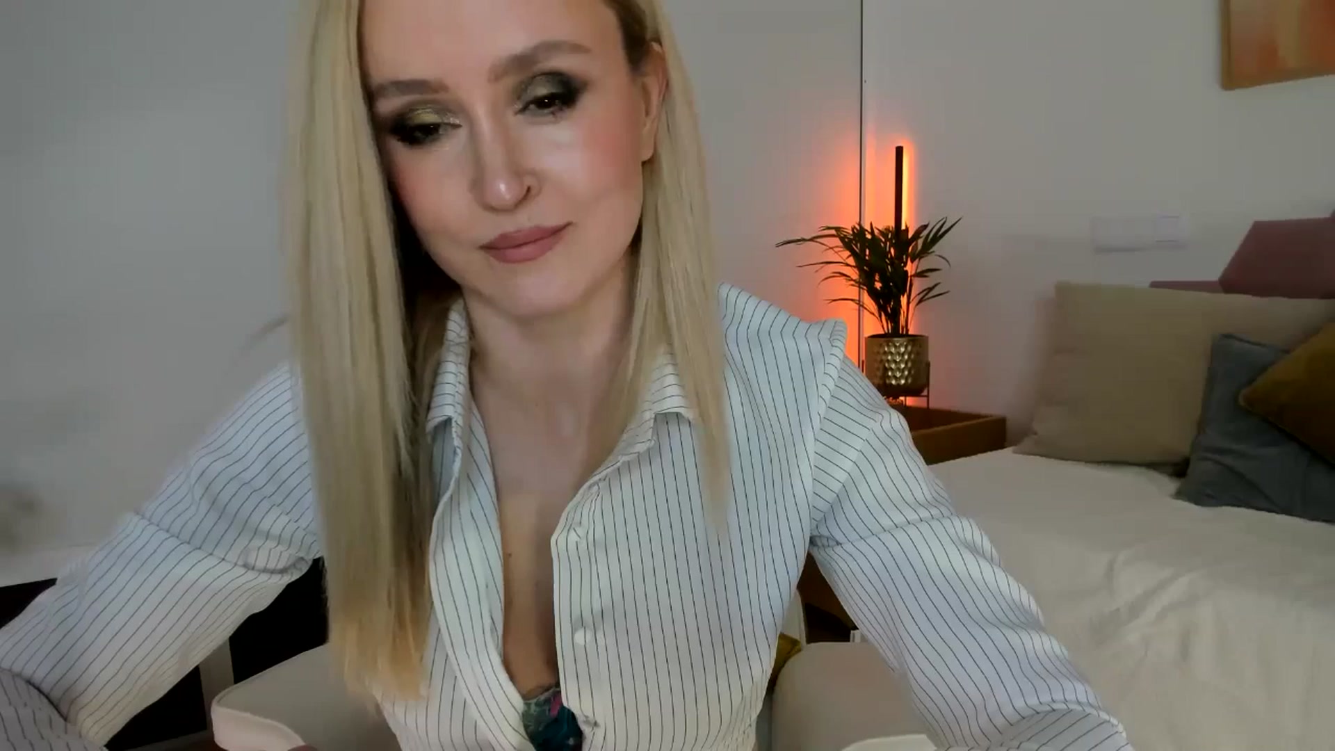 Gallery image thumbnail from AoifeOneal's myfreecams stream on, 11/22/2025, 21:21 image 6 of 20