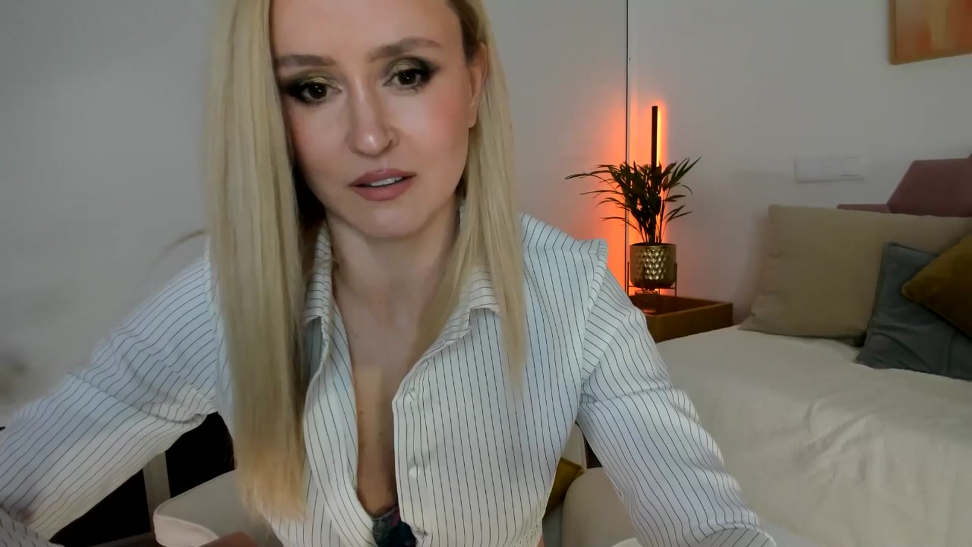 Gallery image thumbnail from AoifeOneal's myfreecams stream on, 11/22/2025, 21:21 image 4 of 20