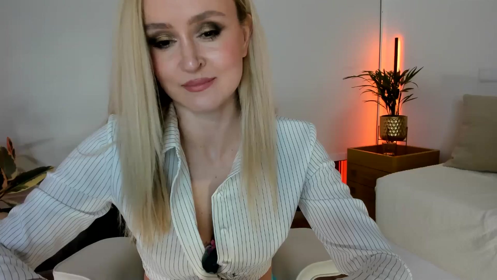 Gallery image thumbnail from AoifeOneal's myfreecams stream on, 11/22/2025, 21:21 image 11 of 20