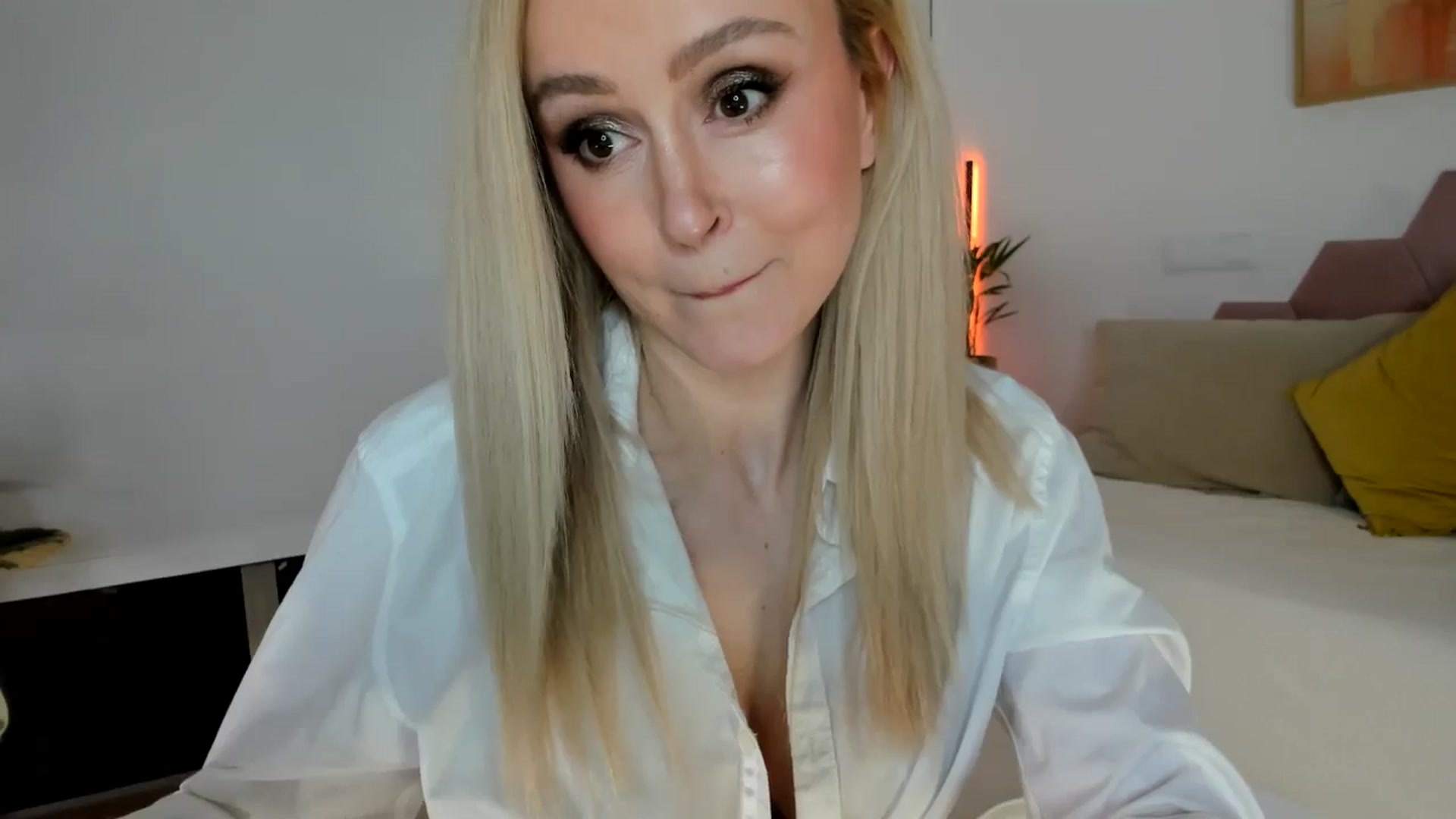 Gallery image thumbnail from AoifeOneal's myfreecams stream on, 11/26/2025, 19:47 image 9 of 20