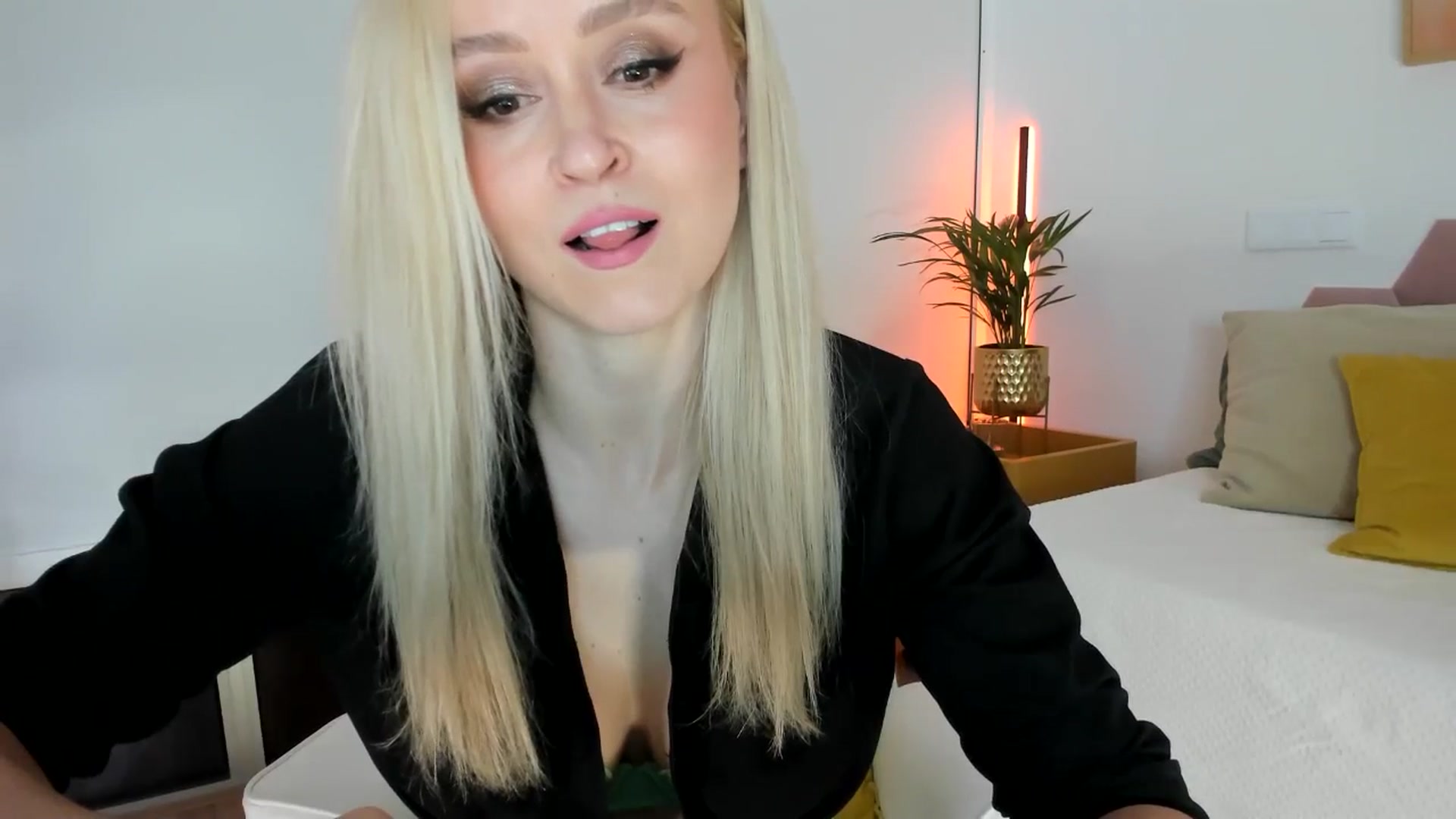 Gallery image thumbnail from AoifeOneal's myfreecams stream on, 11/30/2025, 19:54 image 18 of 20