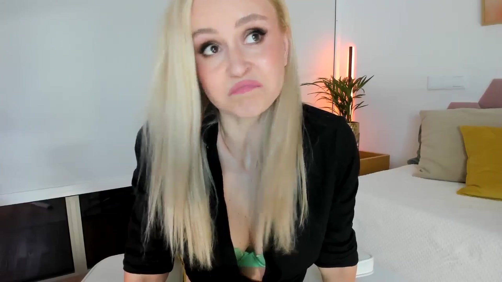 Gallery image thumbnail from AoifeOneal's myfreecams stream on, 11/30/2025, 19:54 image 19 of 20