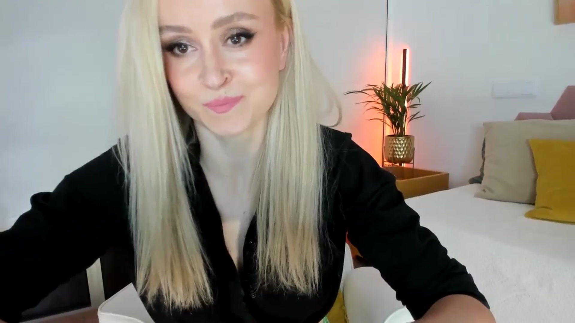 Gallery image thumbnail from AoifeOneal's myfreecams stream on, 11/30/2025, 19:54 image 16 of 20