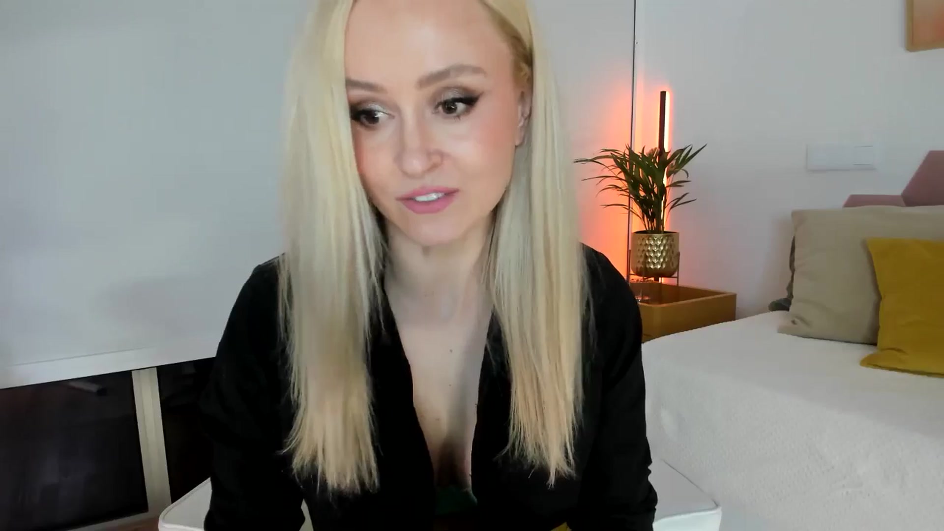 Gallery image thumbnail from AoifeOneal's myfreecams stream on, 11/30/2025, 19:54 image 17 of 20