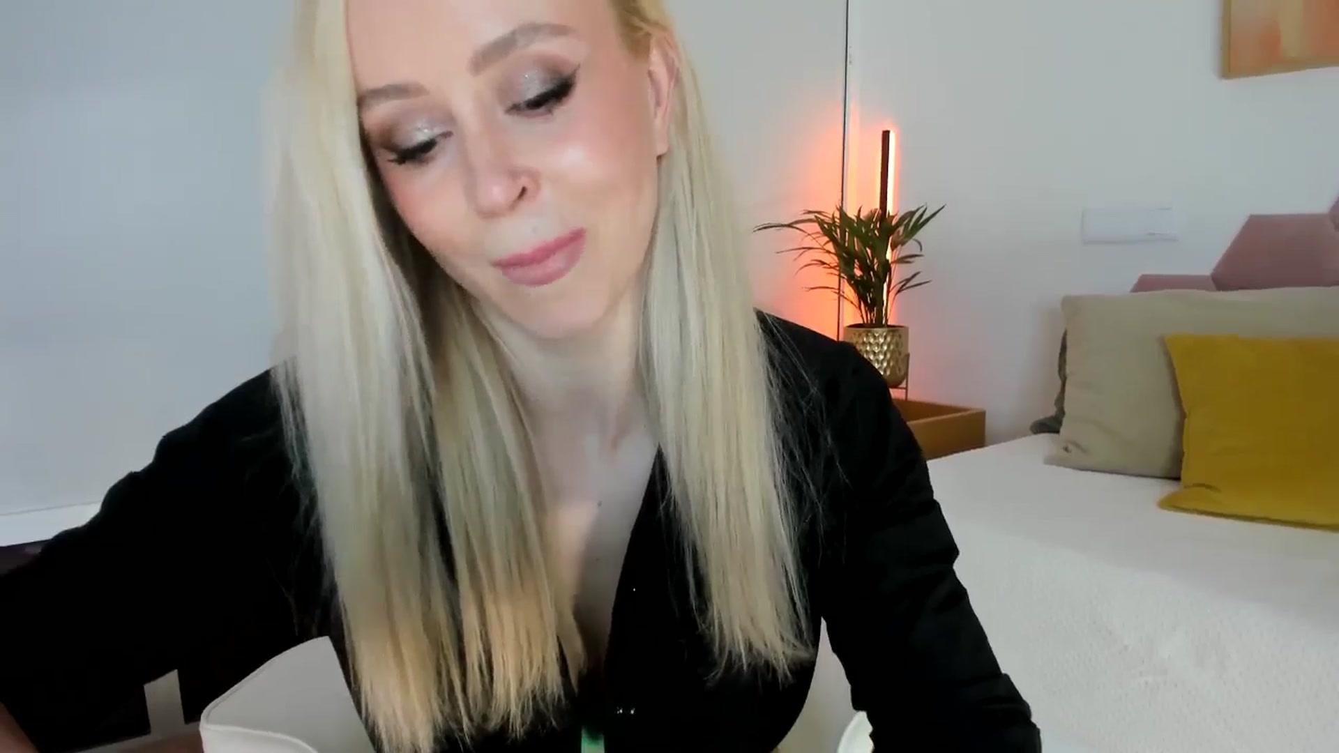 Gallery image thumbnail from AoifeOneal's myfreecams stream on, 11/30/2025, 19:54 image 6 of 20