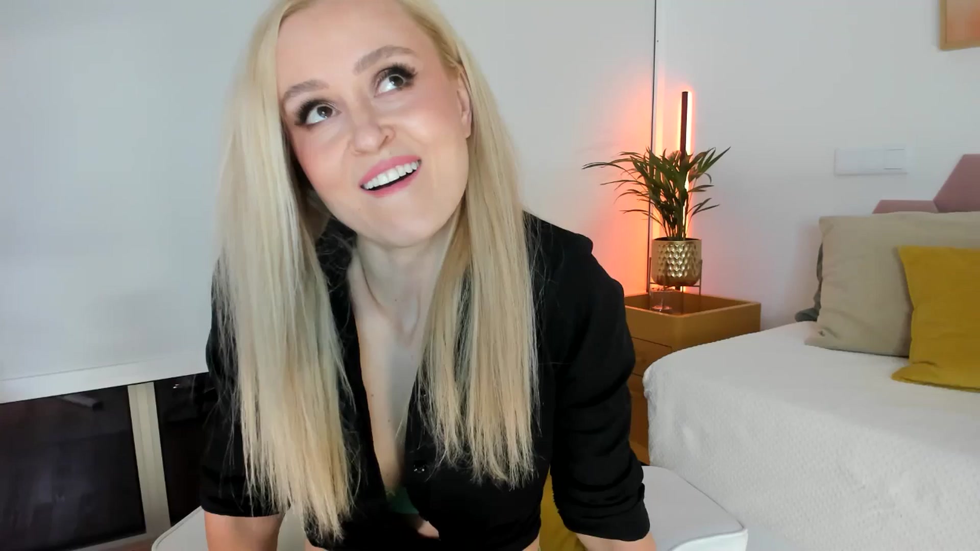 Gallery image thumbnail from AoifeOneal's myfreecams stream on, 11/30/2025, 19:54 image 20 of 20