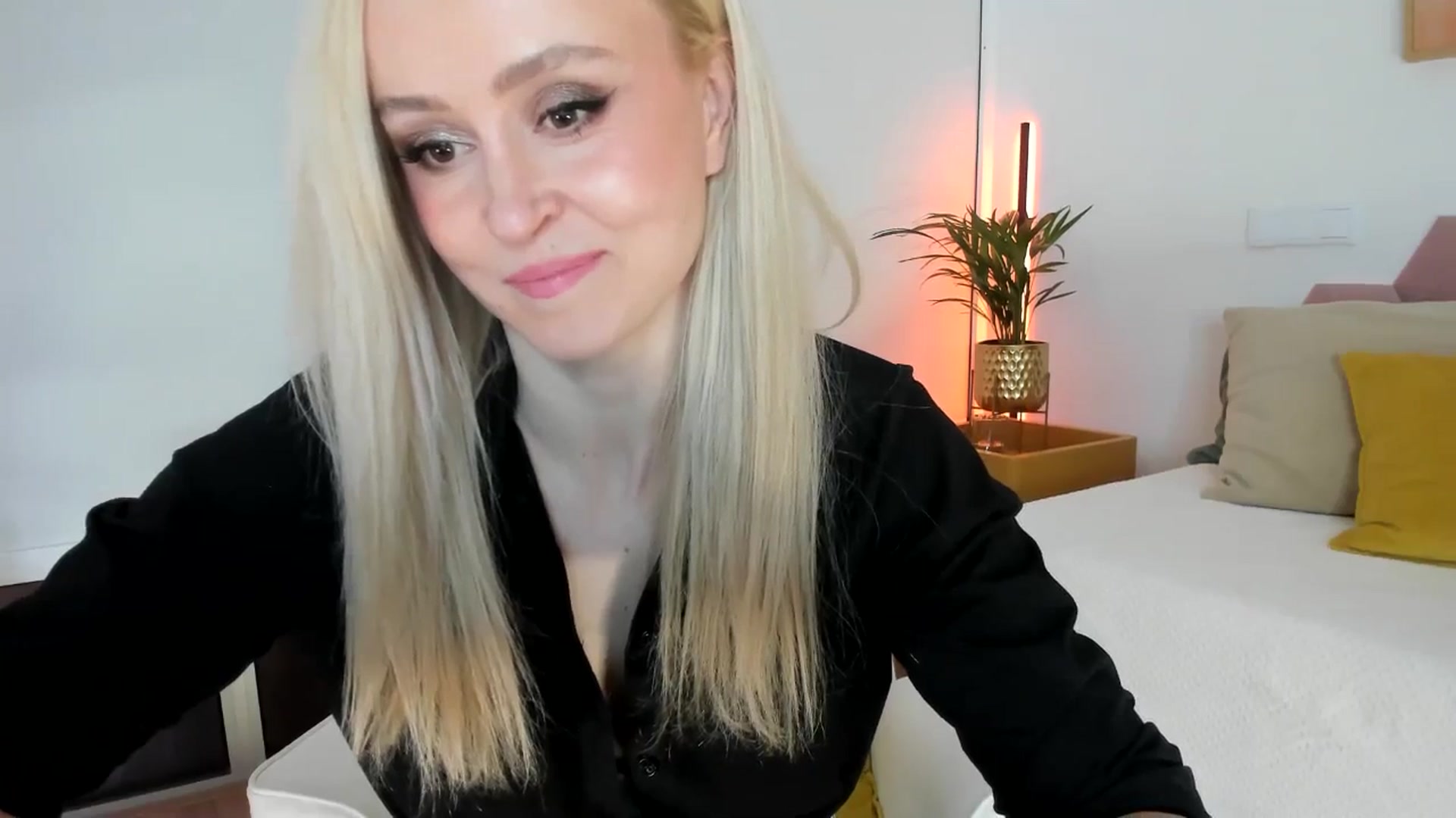 Gallery image thumbnail from AoifeOneal's myfreecams stream on, 11/30/2025, 19:54 image 15 of 20