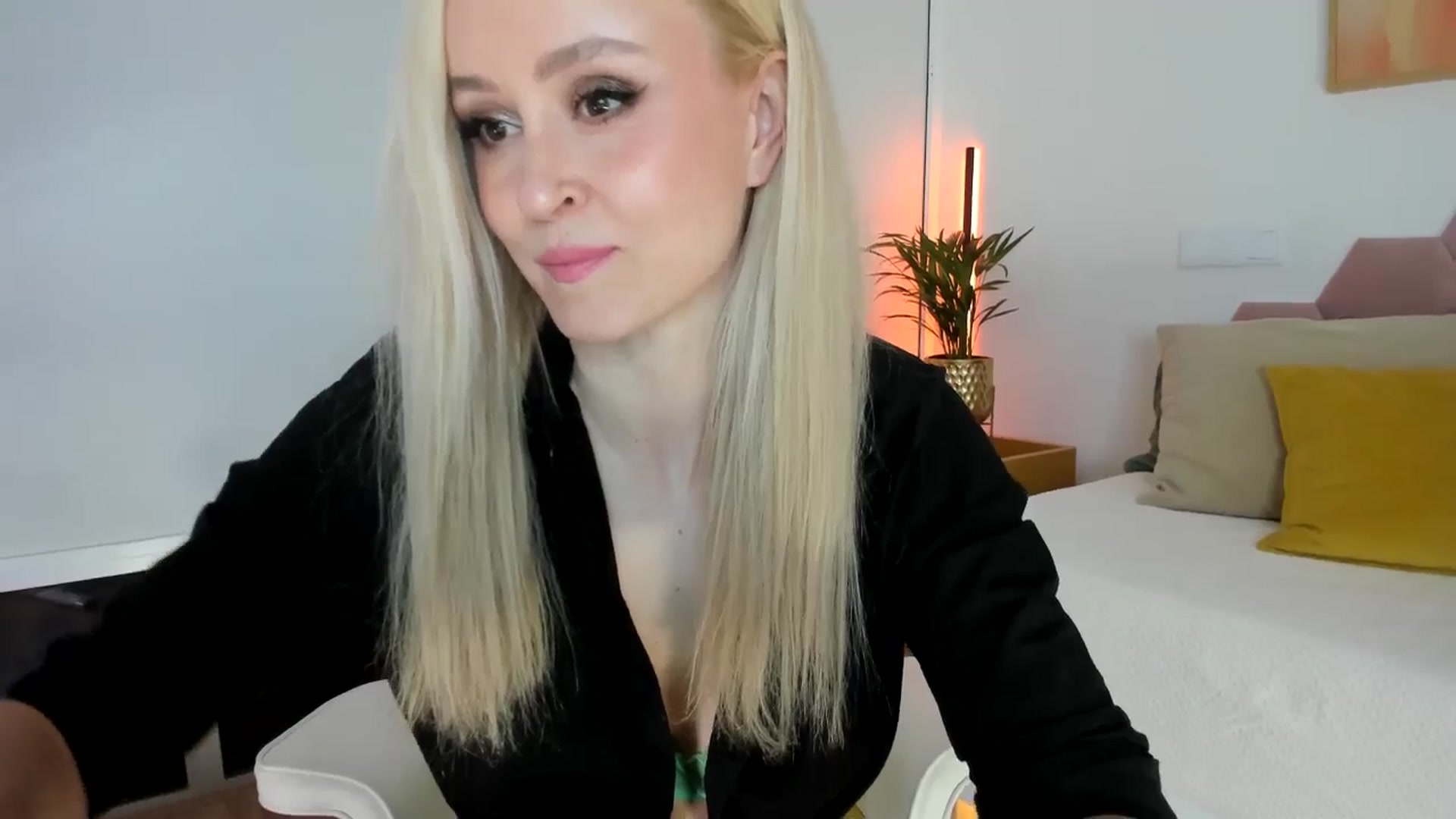 Gallery image thumbnail from AoifeOneal's myfreecams stream on, 11/30/2025, 19:54 image 5 of 20