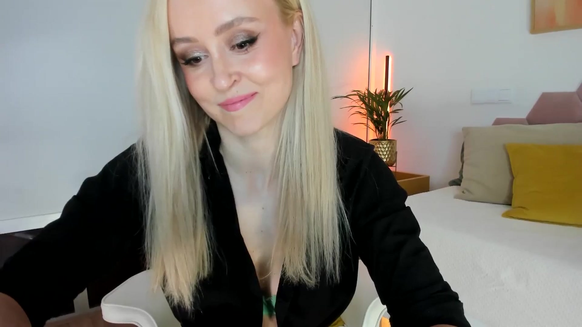 Gallery image thumbnail from AoifeOneal's myfreecams stream on, 11/30/2025, 19:54 image 3 of 20