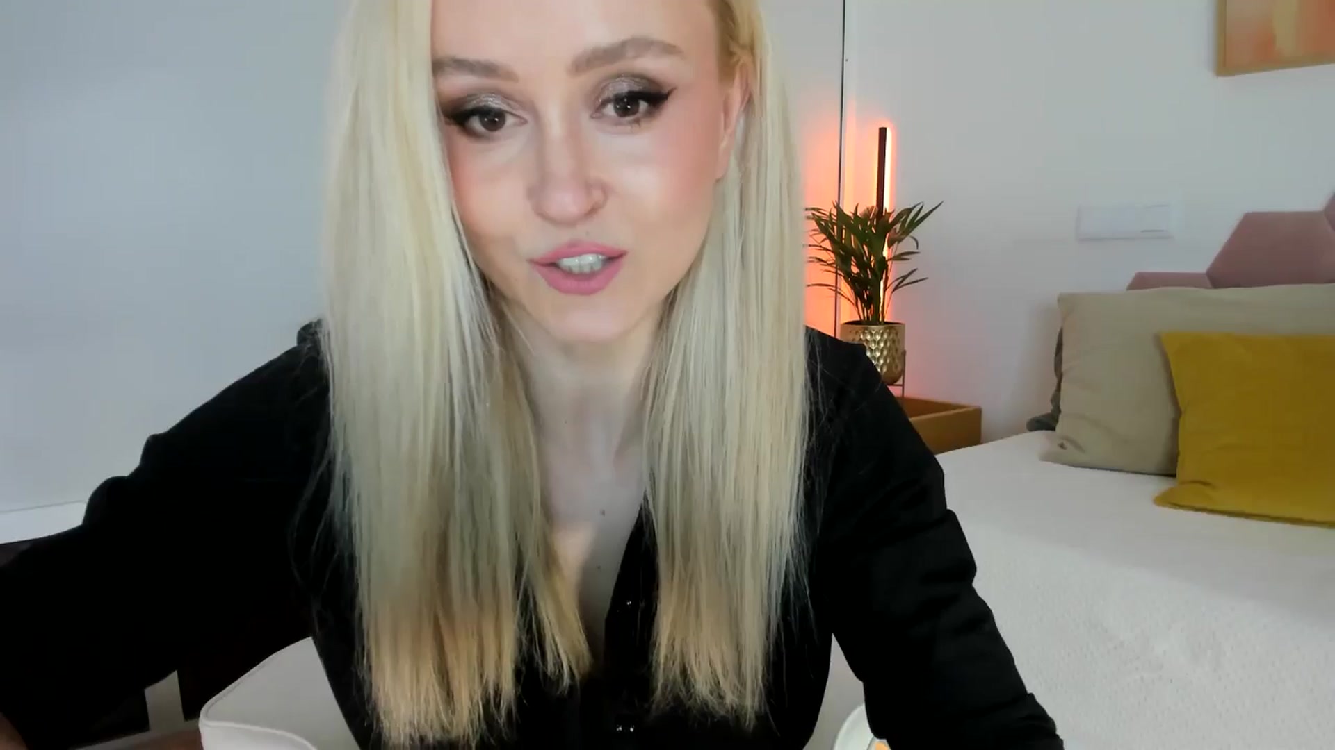 Gallery image thumbnail from AoifeOneal's myfreecams stream on, 11/30/2025, 19:54 image 7 of 20