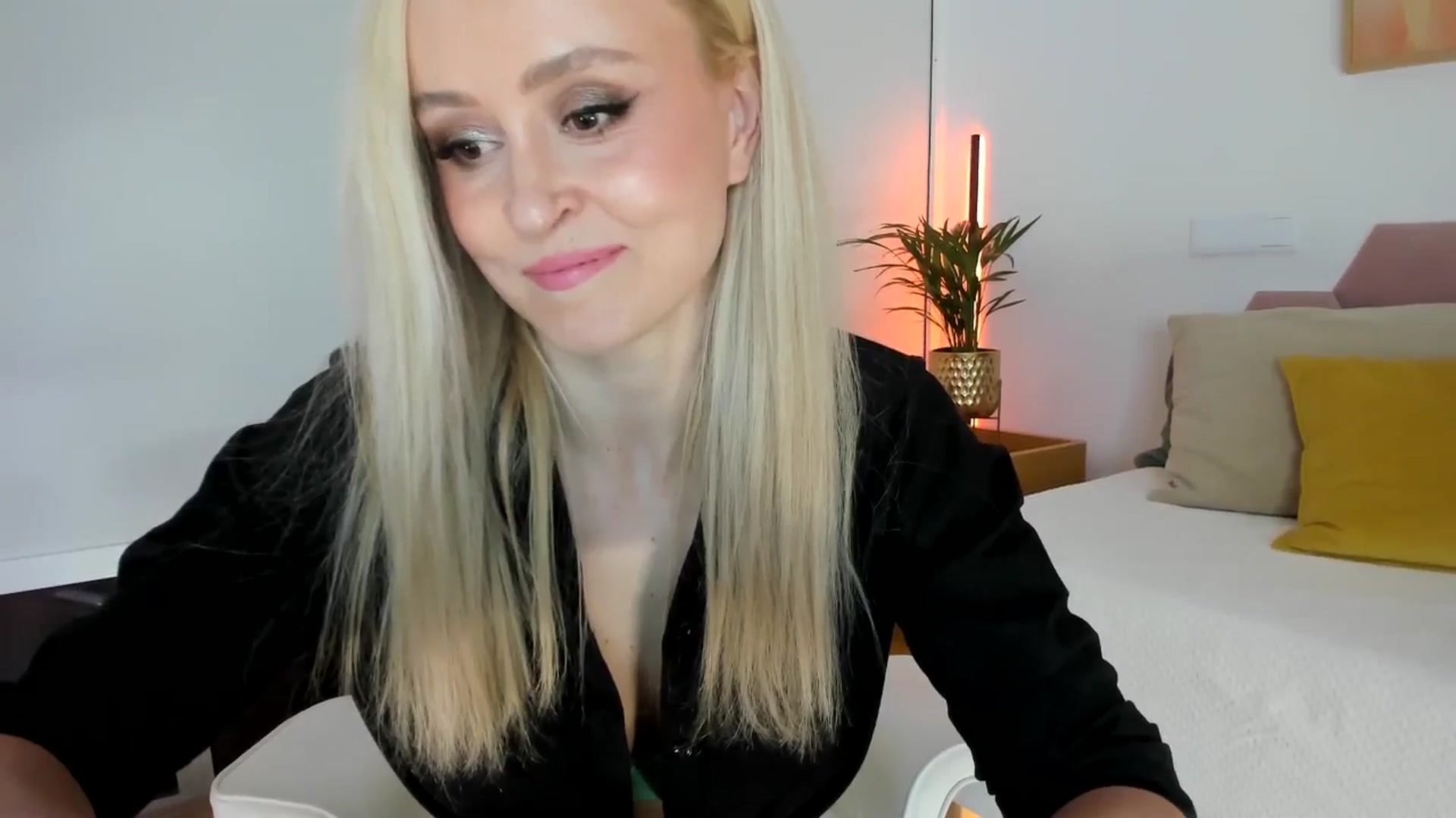 Gallery image thumbnail from AoifeOneal's myfreecams stream on, 11/30/2025, 19:54 image 11 of 20
