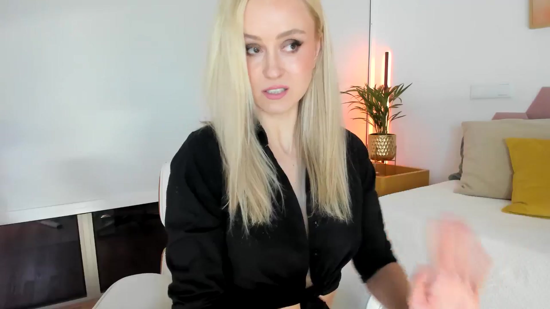 Gallery image thumbnail from AoifeOneal's myfreecams stream on, 11/30/2025, 19:54 image 14 of 20