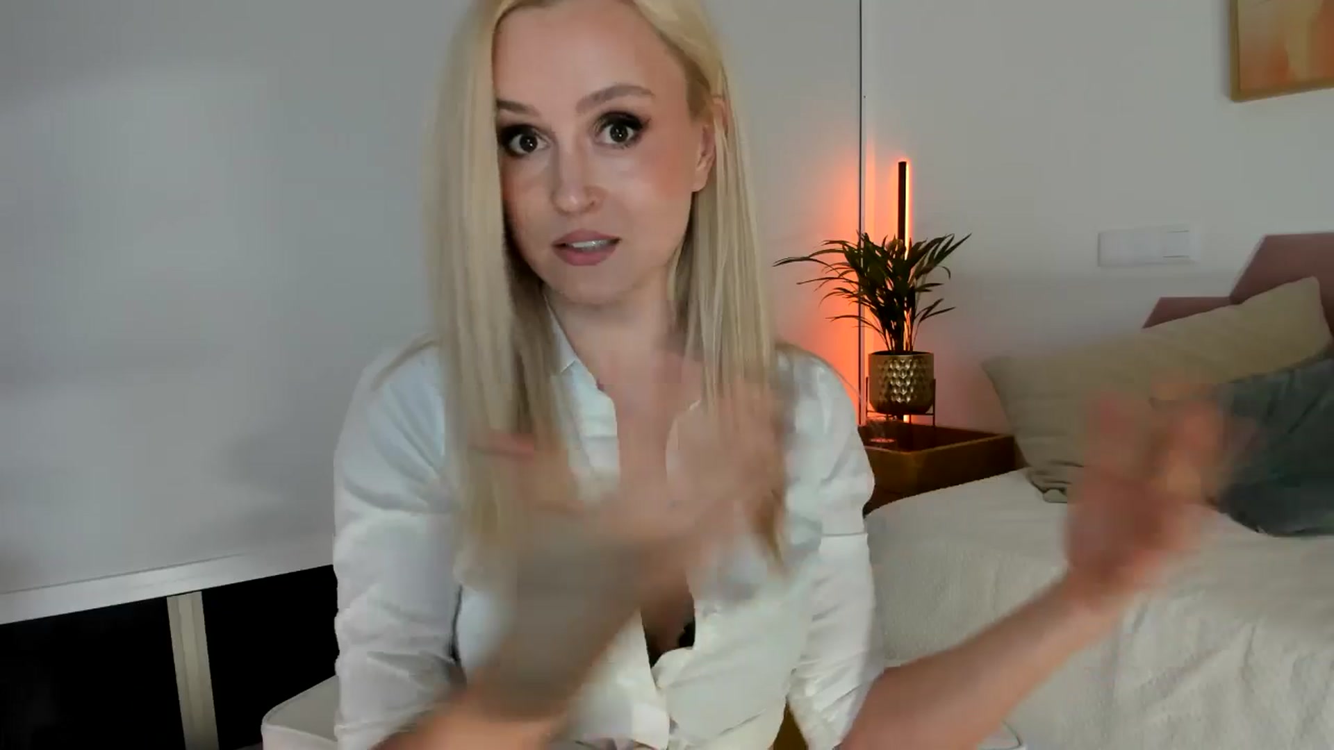 Gallery image thumbnail from AoifeOneal's myfreecams stream on, 12/10/2025, 21:22 image 8 of 20