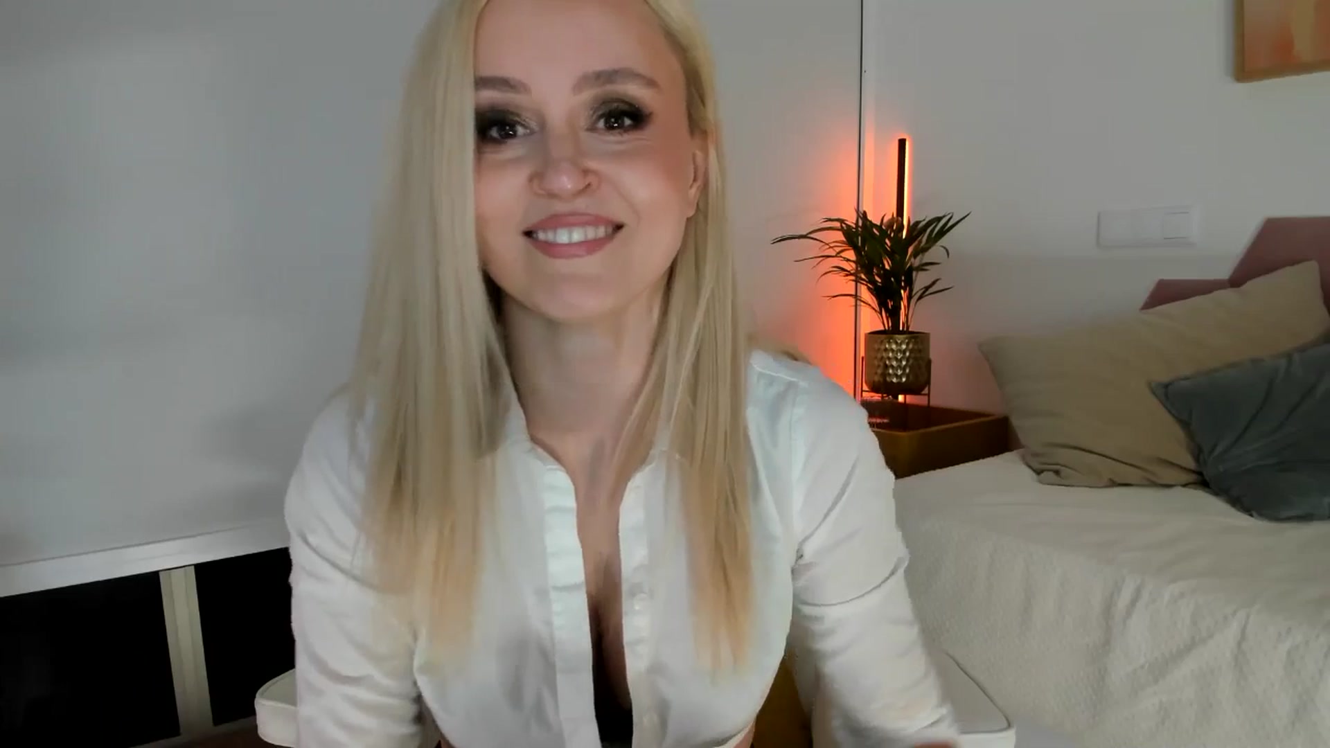 Gallery image thumbnail from AoifeOneal's myfreecams stream on, 12/10/2025, 21:22 image 7 of 20
