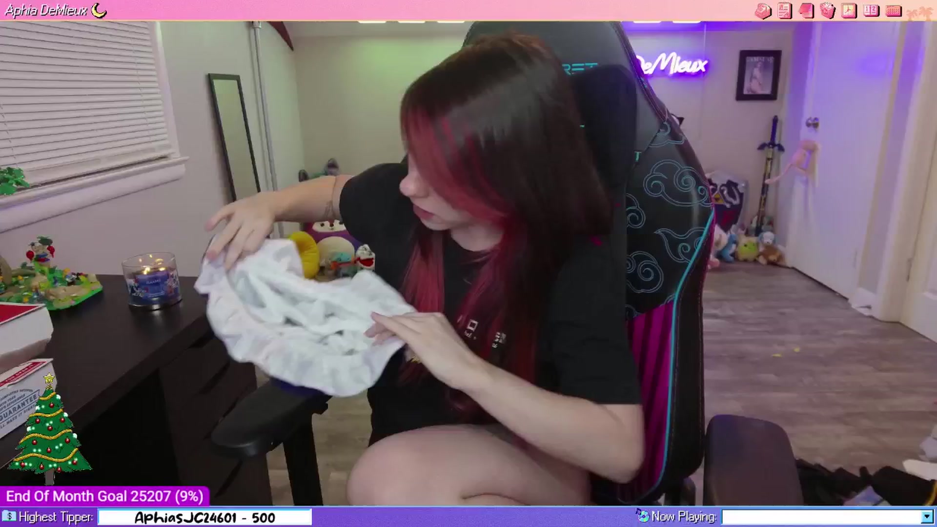 Gallery image thumbnail from AphiaDeMieux's myfreecams stream on, 12/28/2025, 06:02 image 6 of 20