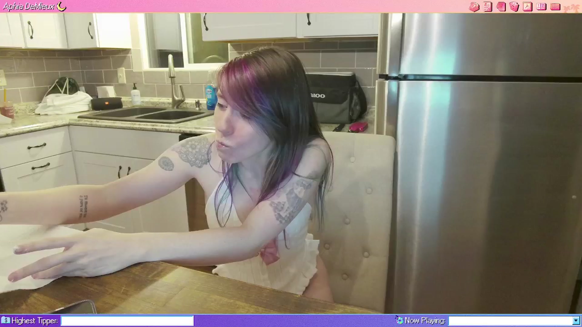 Gallery image thumbnail from AphiaDeMieux's myfreecams stream on, 04/11/2026, 03:50 image 16 of 20