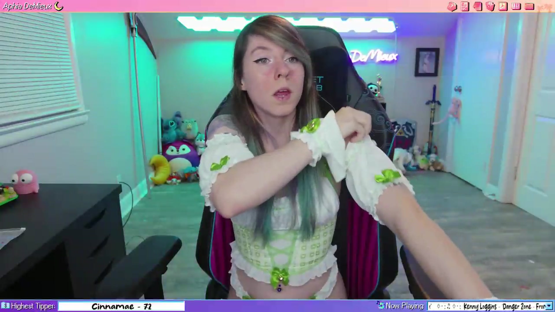 Gallery image thumbnail from AphiaDeMieux's myfreecams stream on, 05/08/2026, 03:34 image 4 of 20