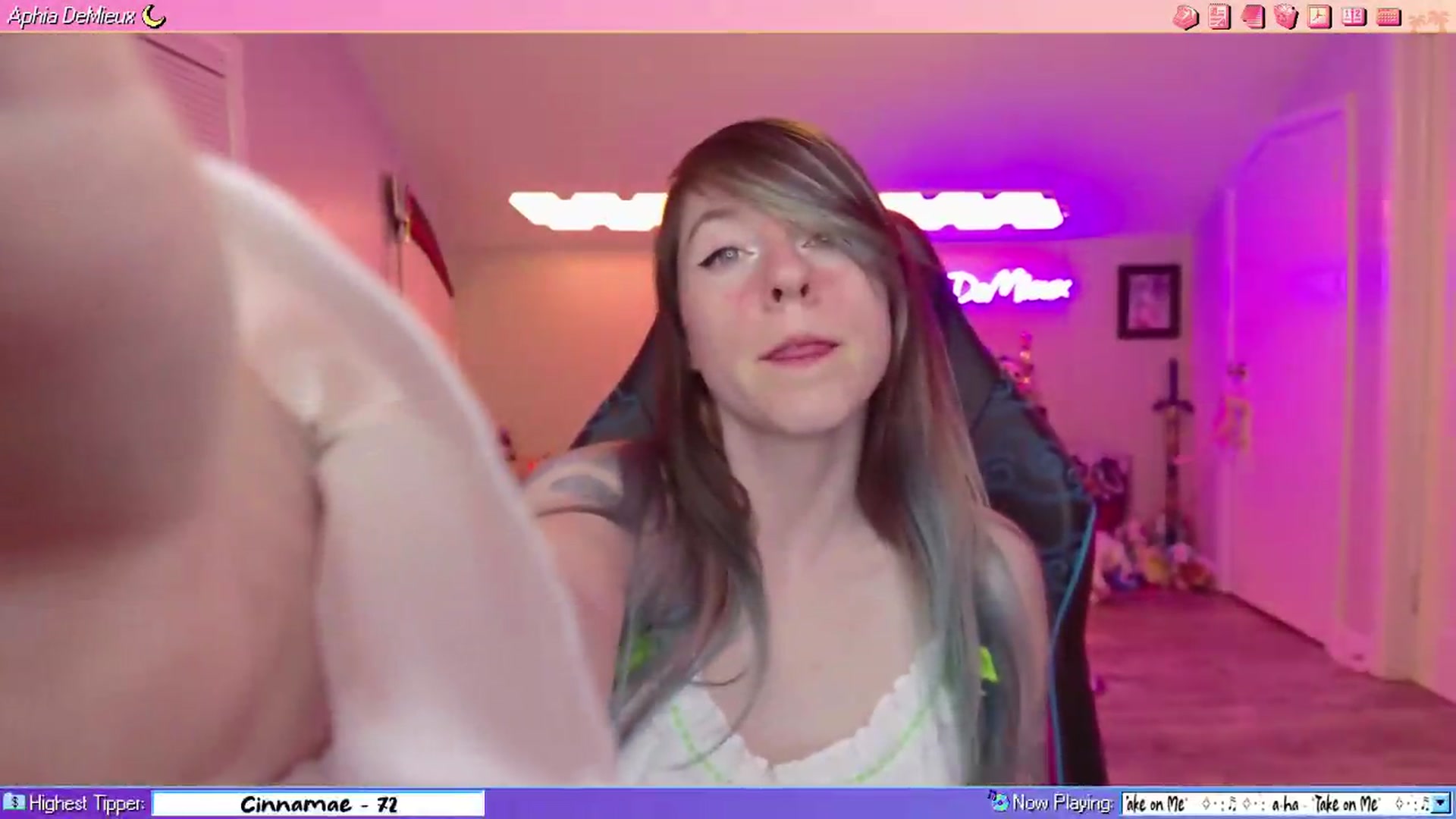 Gallery image thumbnail from AphiaDeMieux's myfreecams stream on, 05/08/2026, 03:34 image 12 of 20