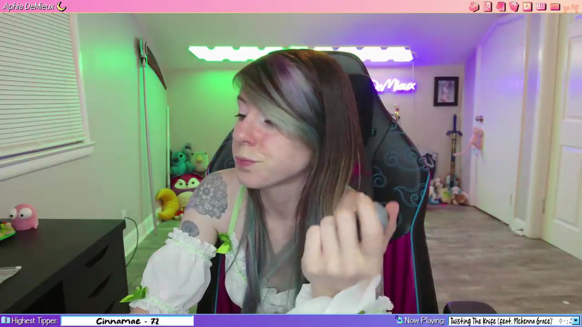 Gallery image thumbnail from AphiaDeMieux's myfreecams stream on, 05/08/2026, 03:34 image 7 of 20