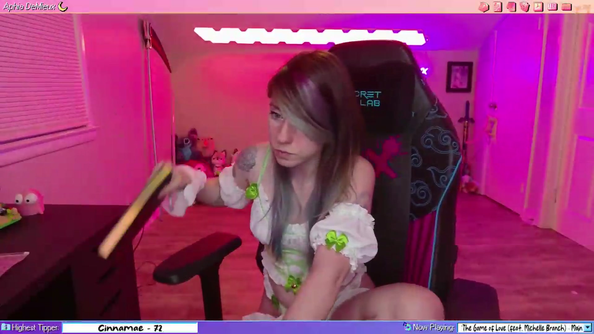 Gallery image thumbnail from AphiaDeMieux's myfreecams stream on, 05/08/2026, 03:34 image 10 of 20