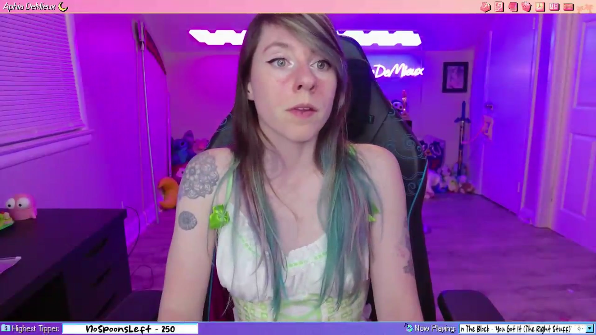 Gallery image thumbnail from AphiaDeMieux's myfreecams stream on, 05/08/2026, 03:34 image 15 of 20