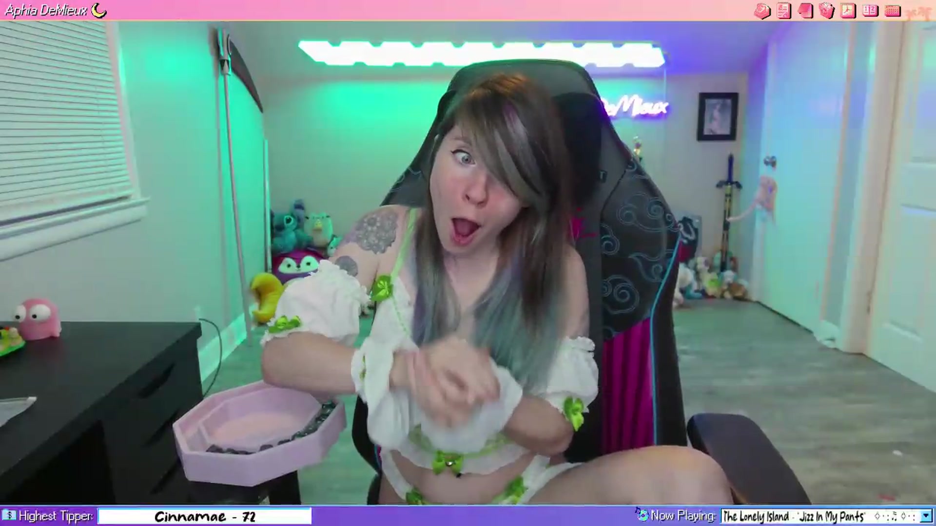 Gallery image thumbnail from AphiaDeMieux's myfreecams stream on, 05/08/2026, 03:34 image 9 of 20