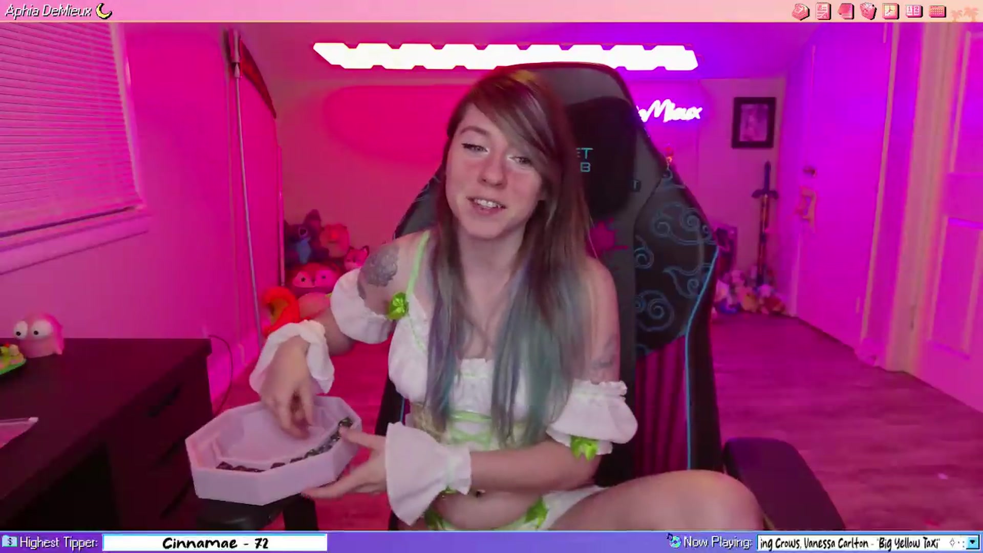Gallery image thumbnail from AphiaDeMieux's myfreecams stream on, 05/08/2026, 03:34 image 8 of 20