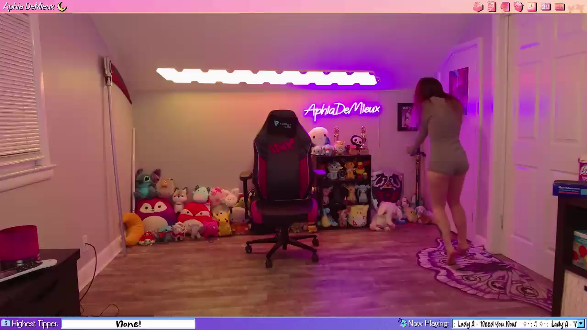 Gallery image thumbnail from AphiaDeMieux's myfreecams stream on, 08/10/2026, 02:46 image 6 of 20