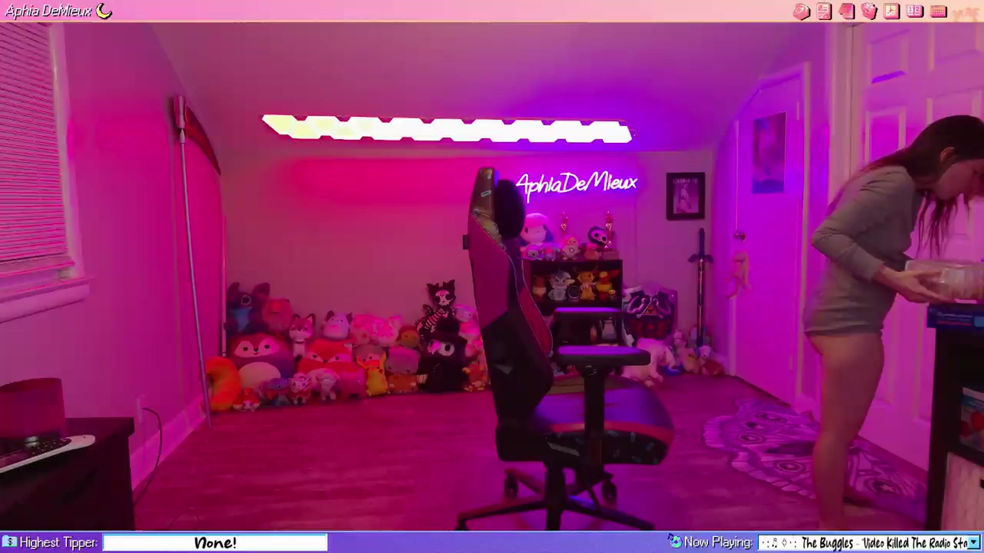 Gallery image thumbnail from AphiaDeMieux's myfreecams stream on, 08/10/2026, 02:46 image 12 of 20