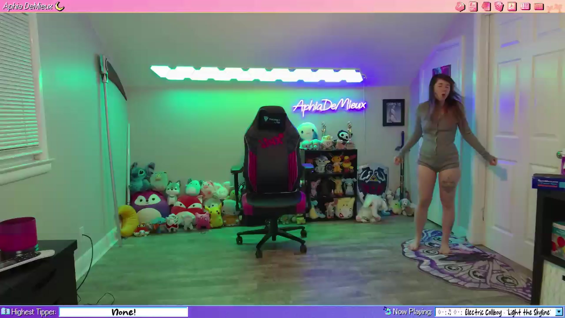 Gallery image thumbnail from AphiaDeMieux's myfreecams stream on, 08/10/2026, 02:46 image 7 of 20