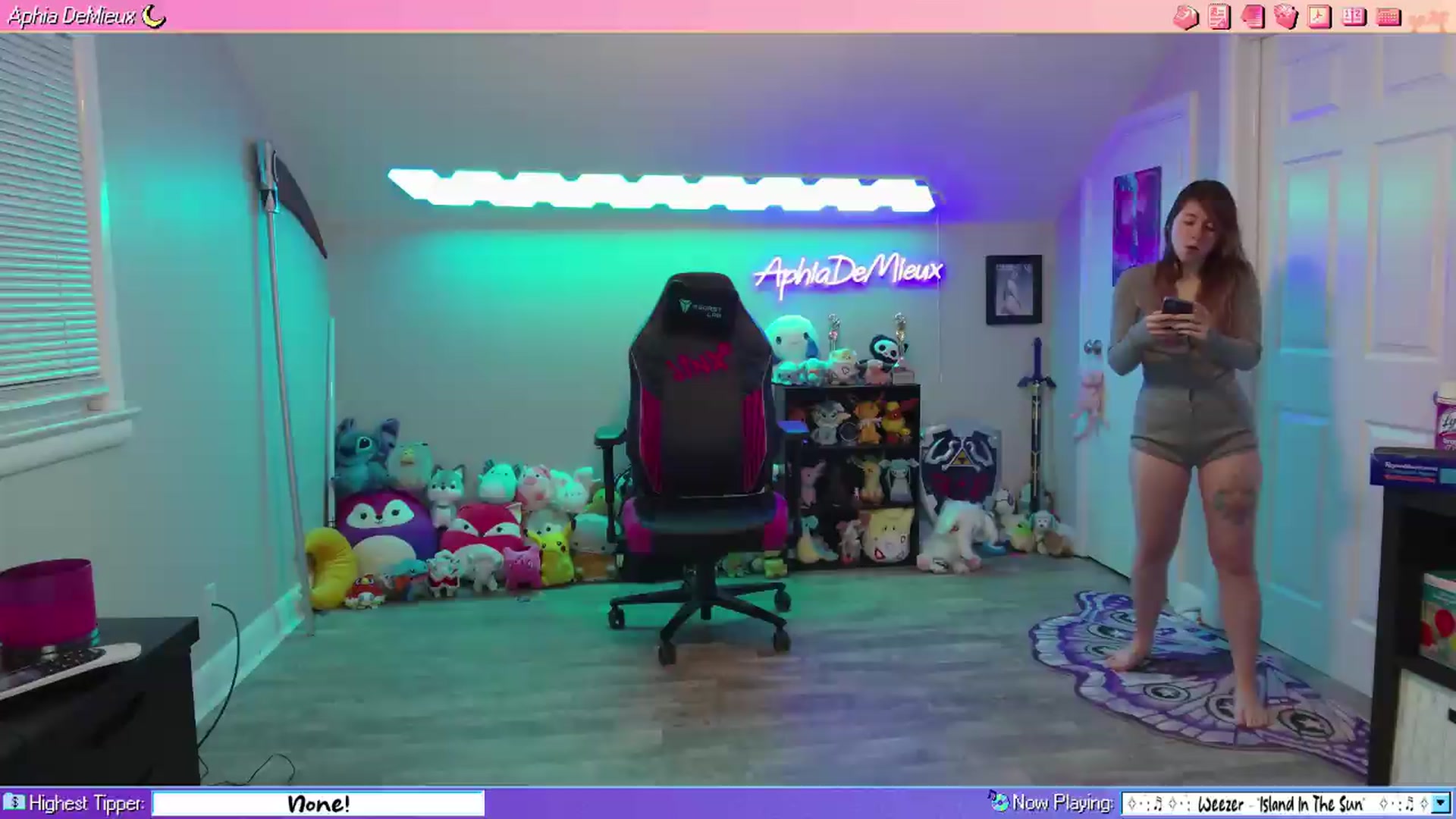 Gallery image thumbnail from AphiaDeMieux's myfreecams stream on, 08/10/2026, 02:46 image 4 of 20