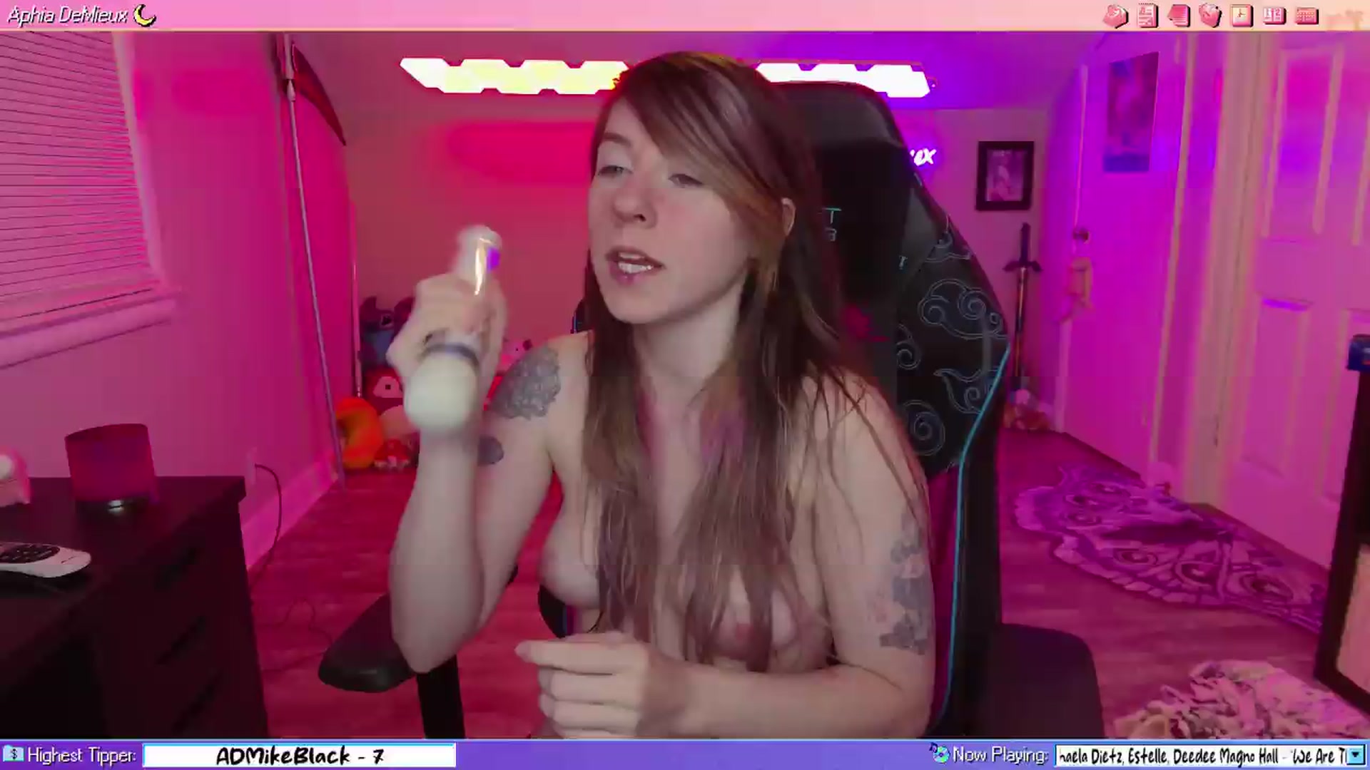 Gallery image thumbnail from AphiaDeMieux's myfreecams stream on, 08/14/2026, 03:50 image 3 of 20