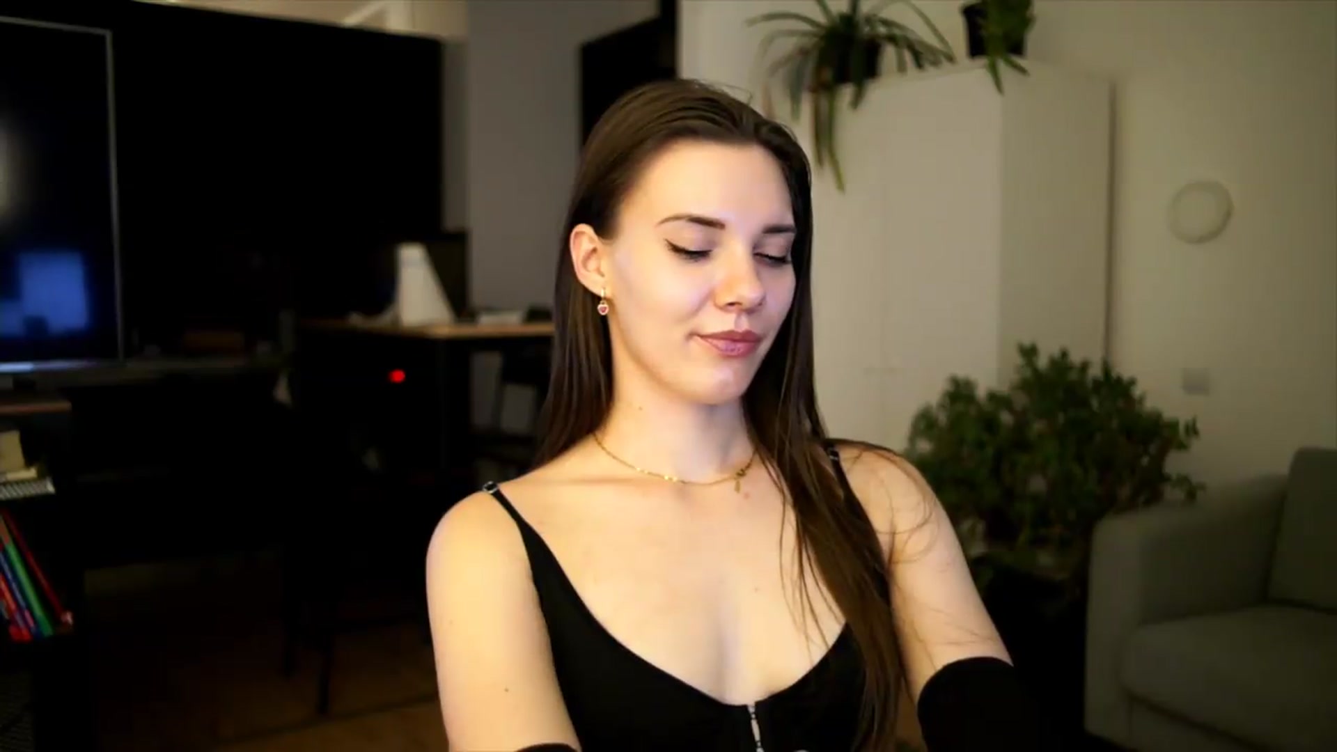 Gallery image thumbnail from AppleofYourEye's myfreecams stream on, 07/07/2026, 24:38 image 5 of 20