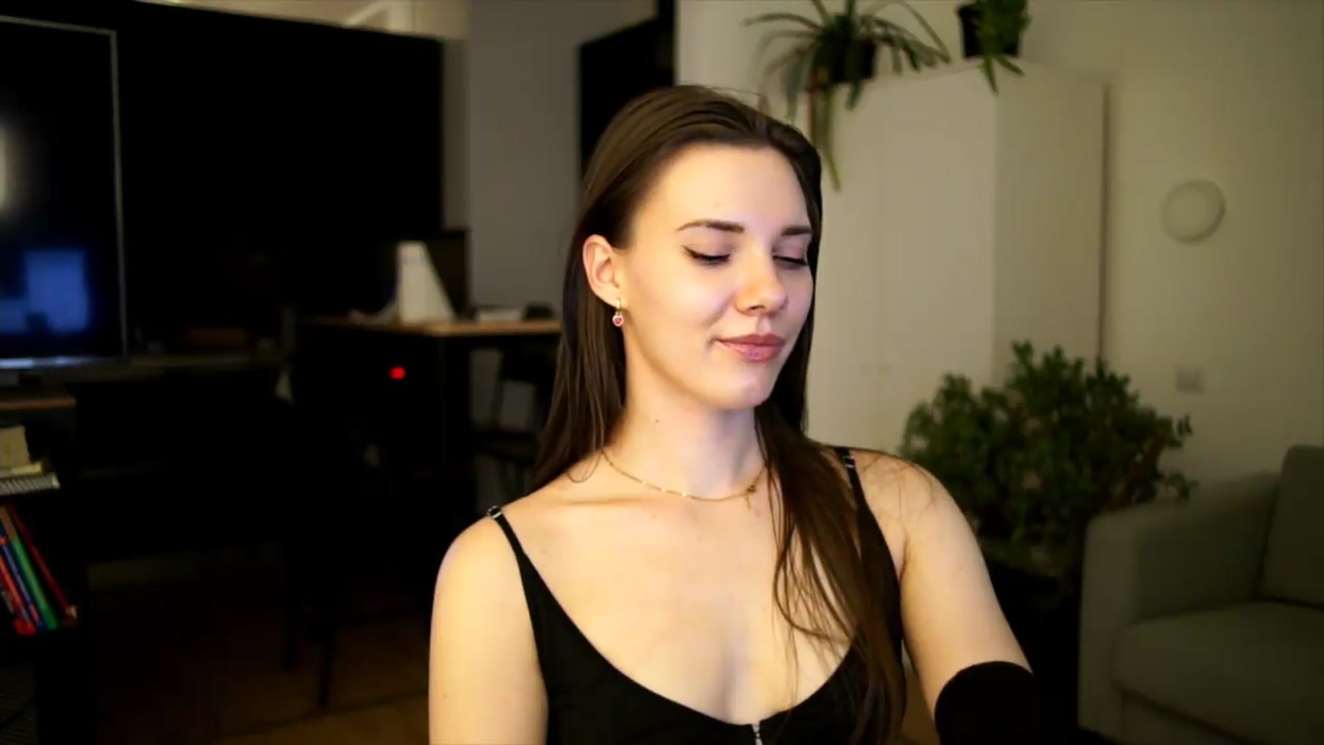 Gallery image thumbnail from AppleofYourEye's myfreecams stream on, 07/07/2026, 24:38 image 9 of 20
