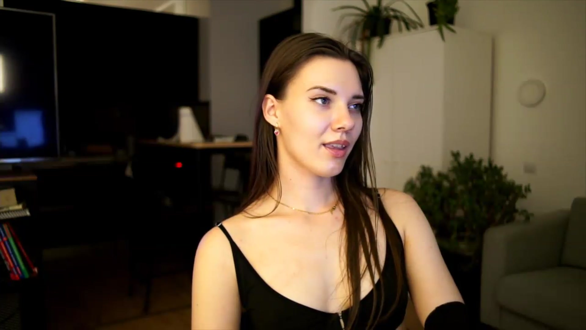 Gallery image thumbnail from AppleofYourEye's myfreecams stream on, 07/07/2026, 24:38 image 16 of 20