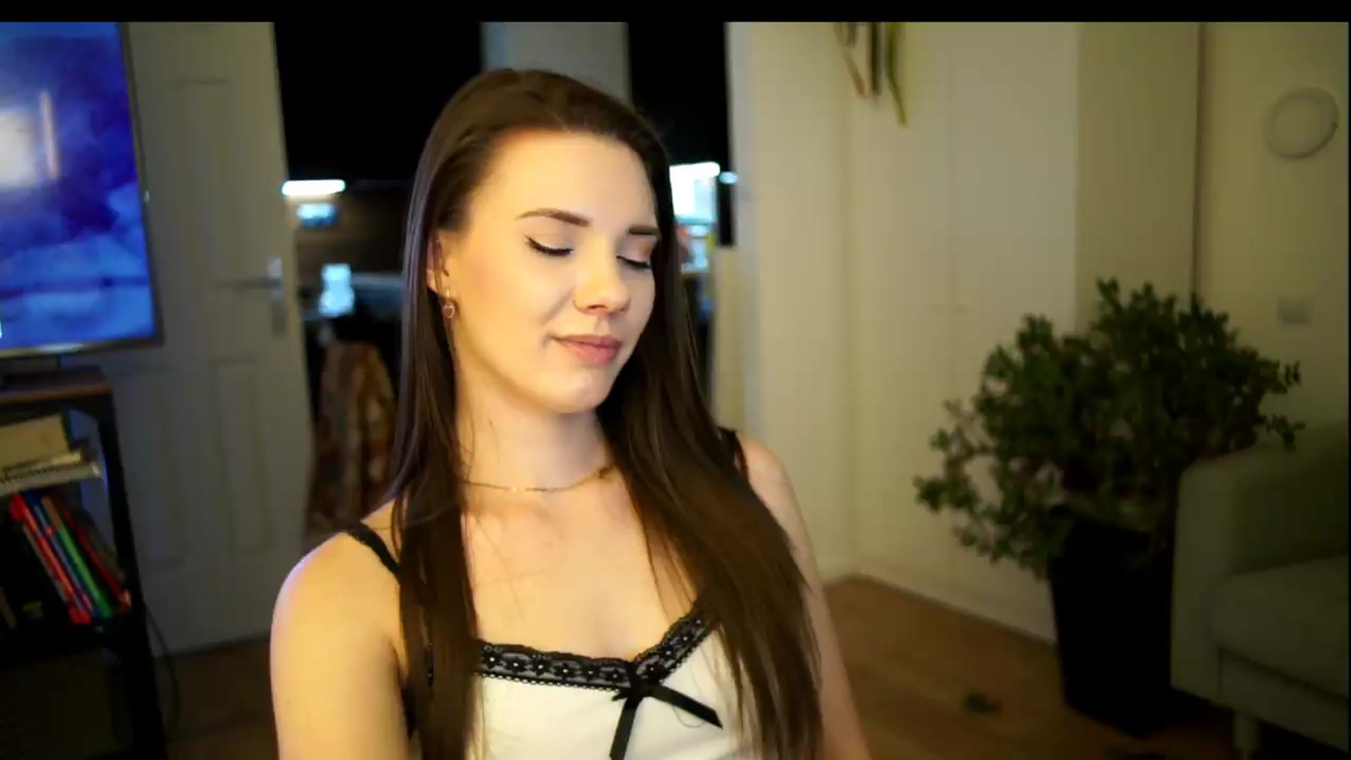 Gallery image thumbnail from AppleofYourEye's myfreecams stream on, 07/10/2026, 23:03 image 16 of 20