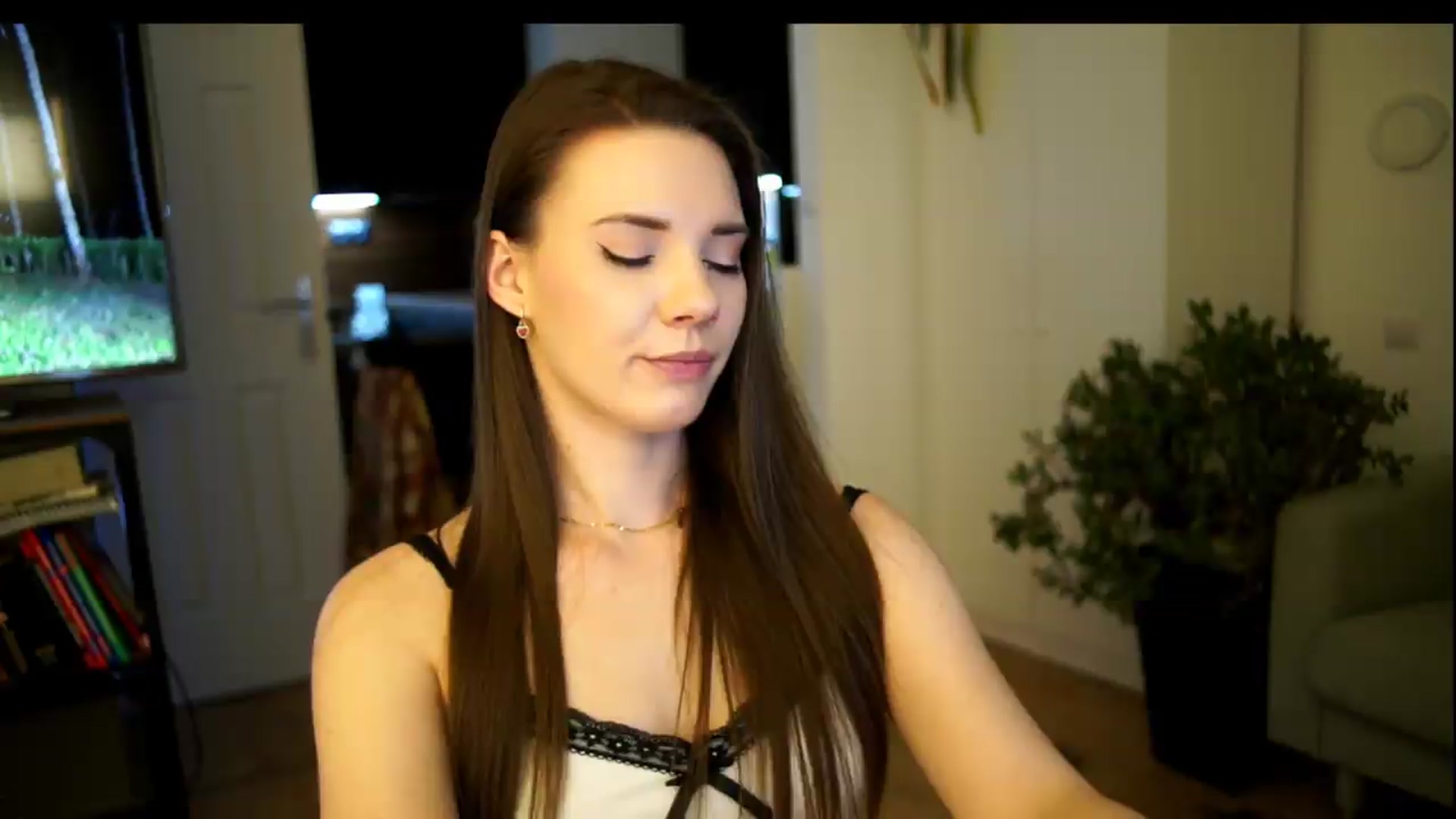 Gallery image thumbnail from AppleofYourEye's myfreecams stream on, 07/10/2026, 23:03 image 12 of 20