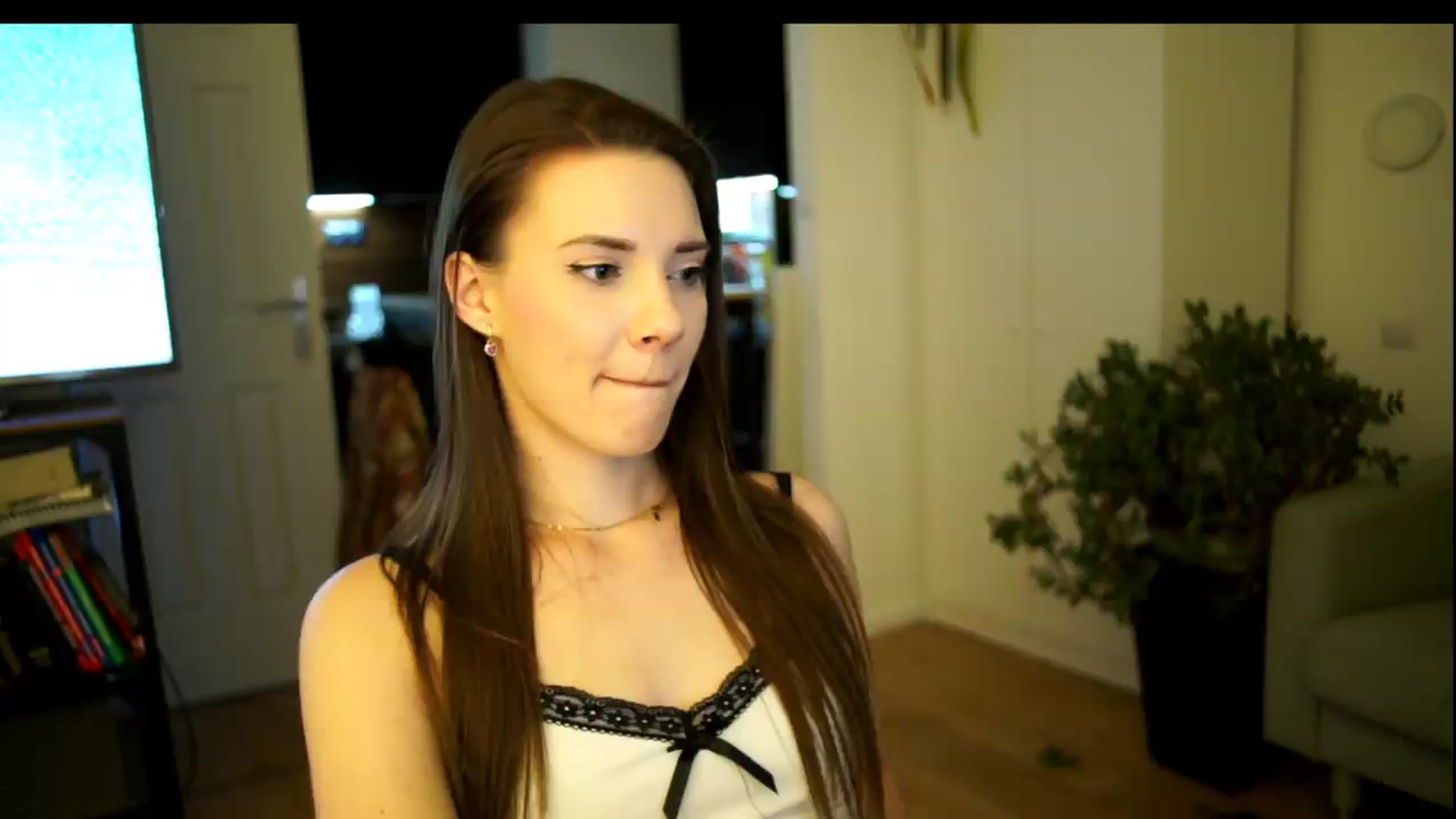 Gallery image thumbnail from AppleofYourEye's myfreecams stream on, 07/10/2026, 23:03 image 14 of 20