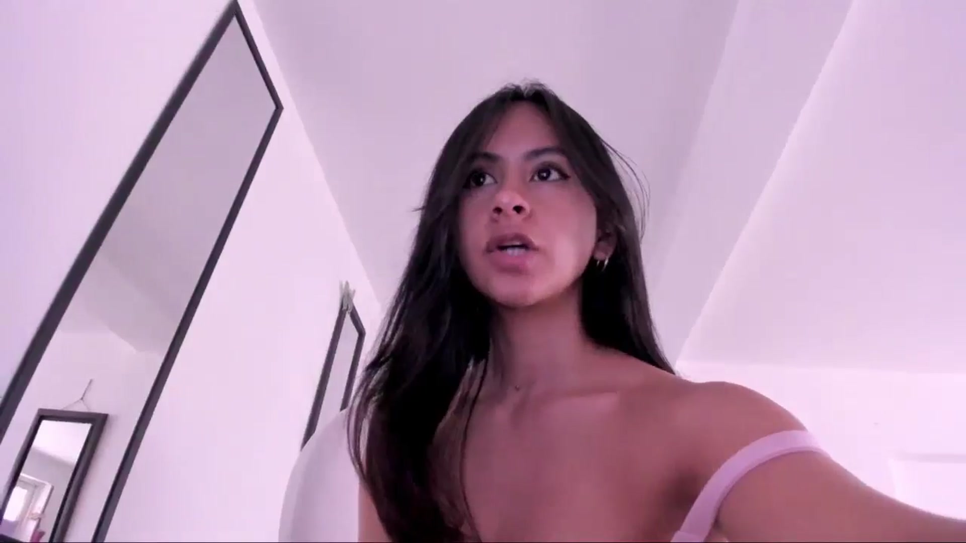 Gallery image thumbnail from Apretty's myfreecams stream on, 06/16/2025, 13:38 image 17 of 20