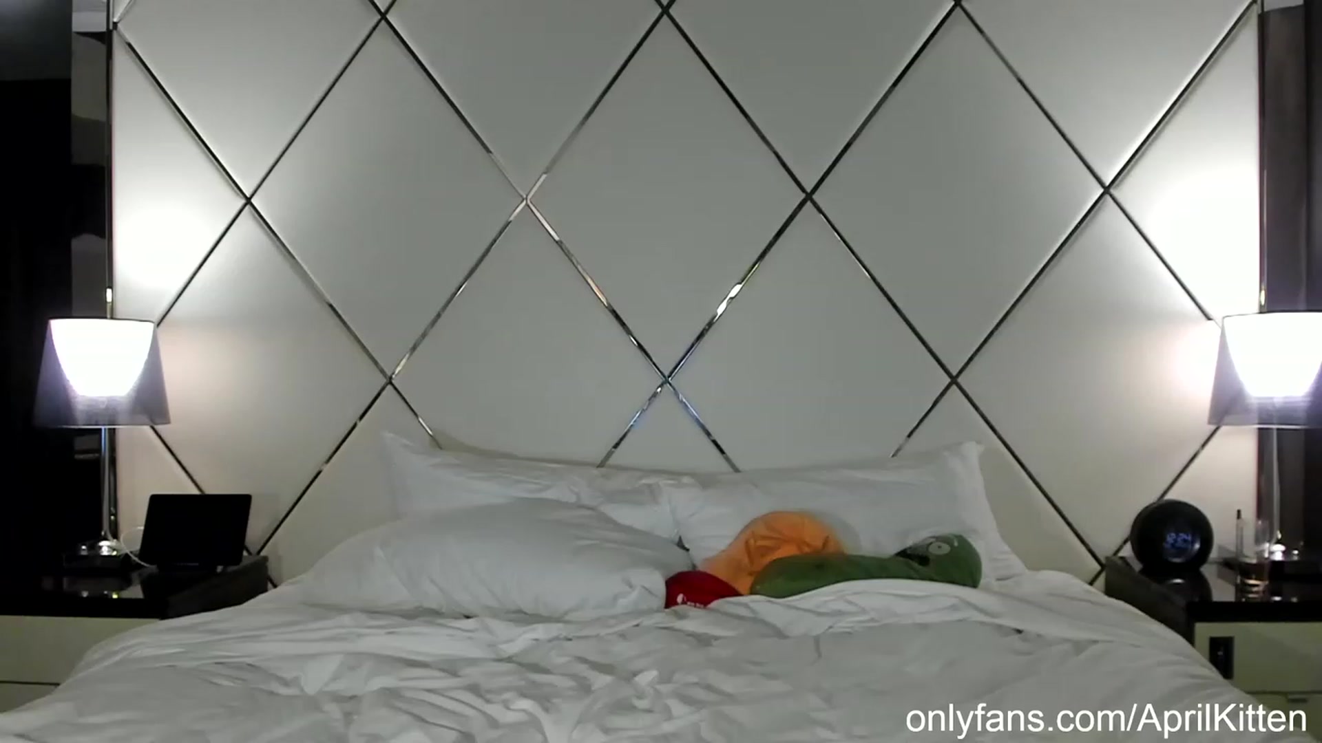 Gallery image thumbnail from April's myfreecams stream on, 05/23/2023, 07:40 image 17 of 20
