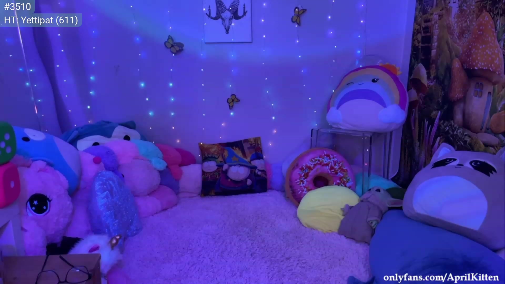 Gallery image thumbnail from April's myfreecams stream on, 08/15/2023, 05:03 image 3 of 20