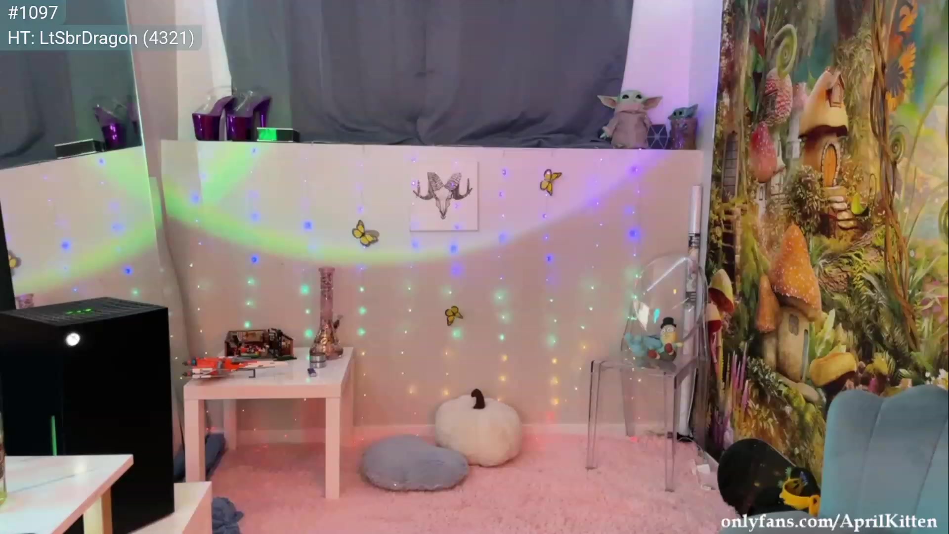 Gallery image thumbnail from April's myfreecams stream on, 09/21/2023, 05:34 image 4 of 20