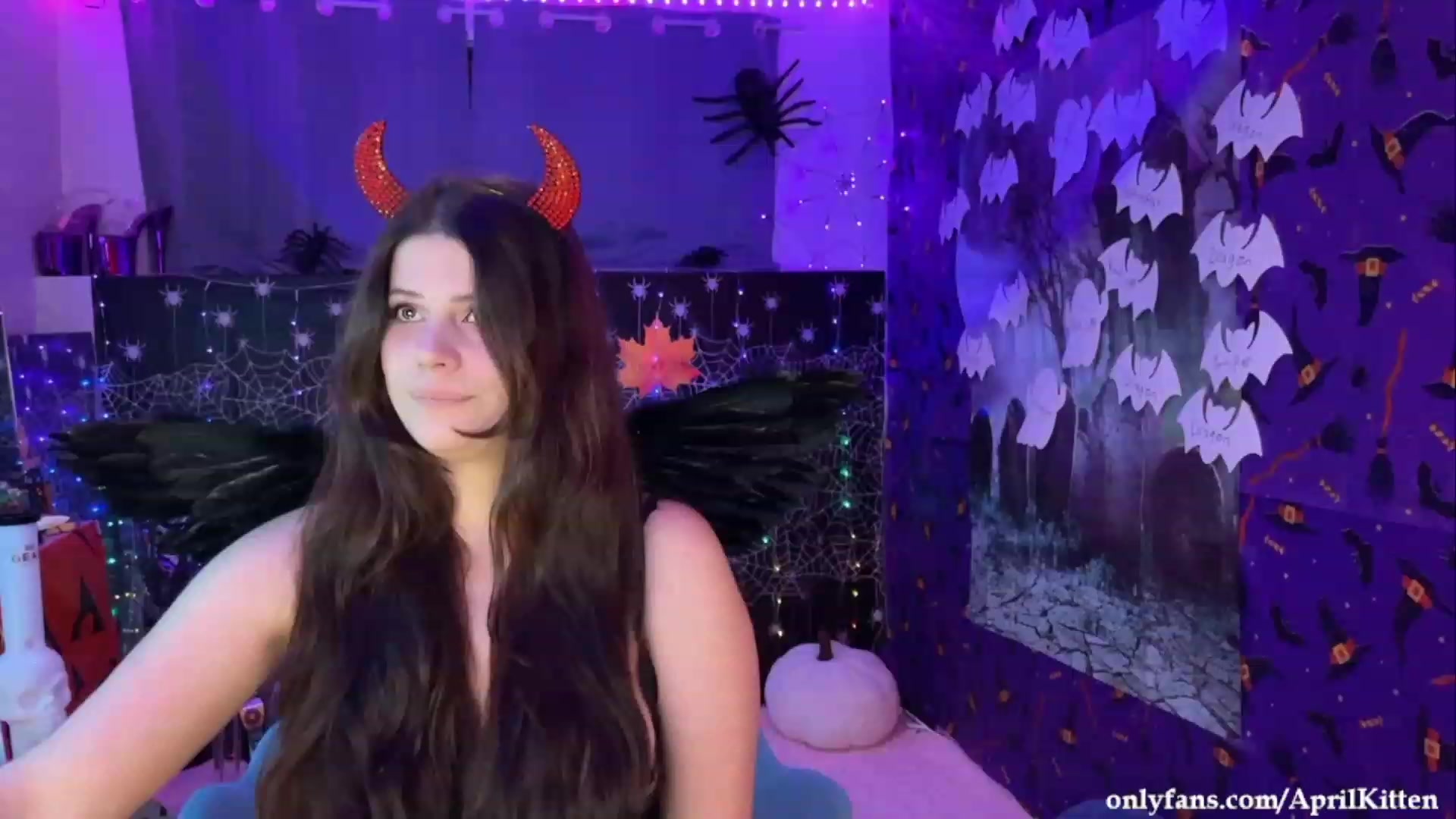 Gallery image thumbnail from April's myfreecams stream on, 10/28/2023, 06:34 image 15 of 20